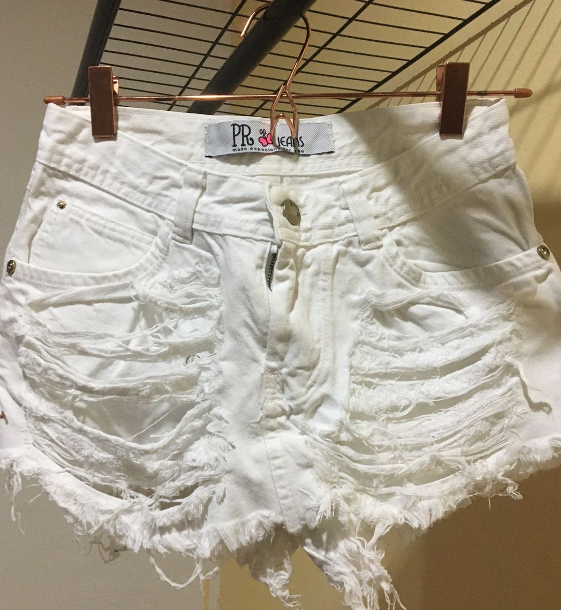 short branco desfiado na cintura