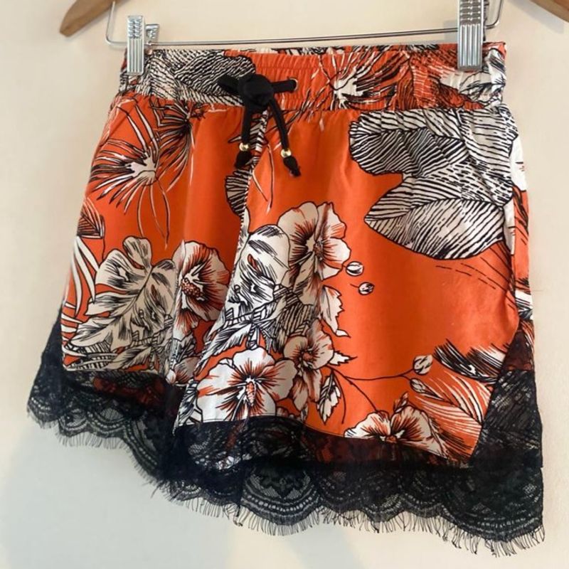 Short Feminino Estampado Floral Laranja, Preto e Branco com Barrado de  Renda Preta, Shorts Feminino Cacau Fashion Usado 91914257