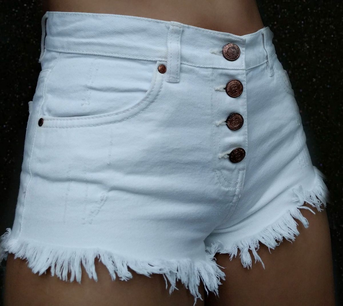 short branco desfiado na cintura