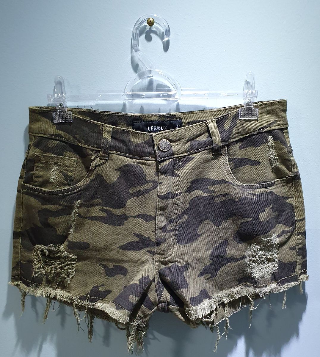 short jeans camuflado feminino