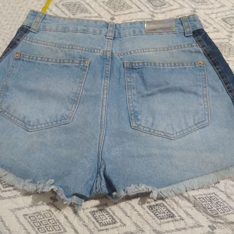 Short jeans com listra fashion na lateral