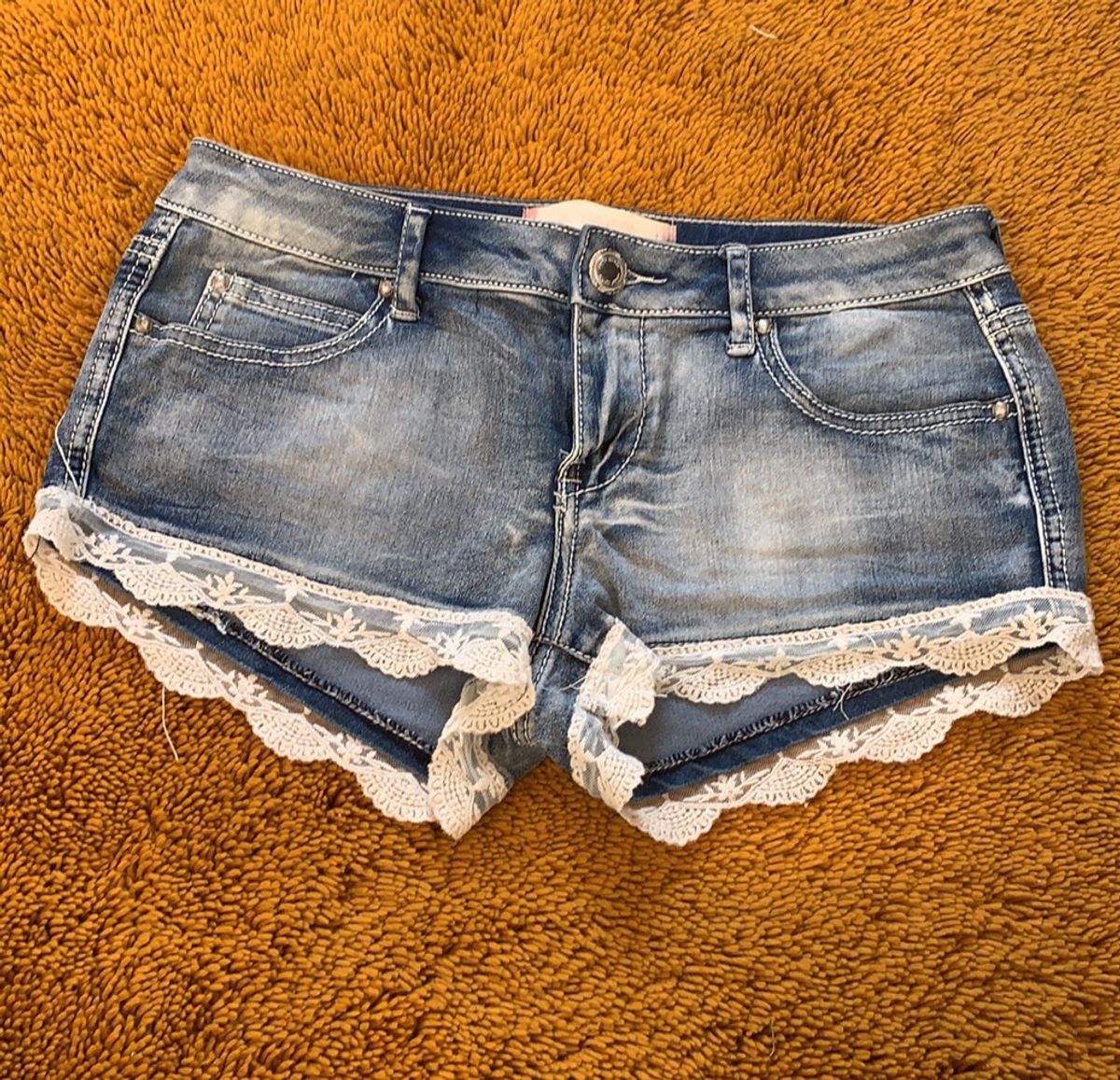 short jeans com babado