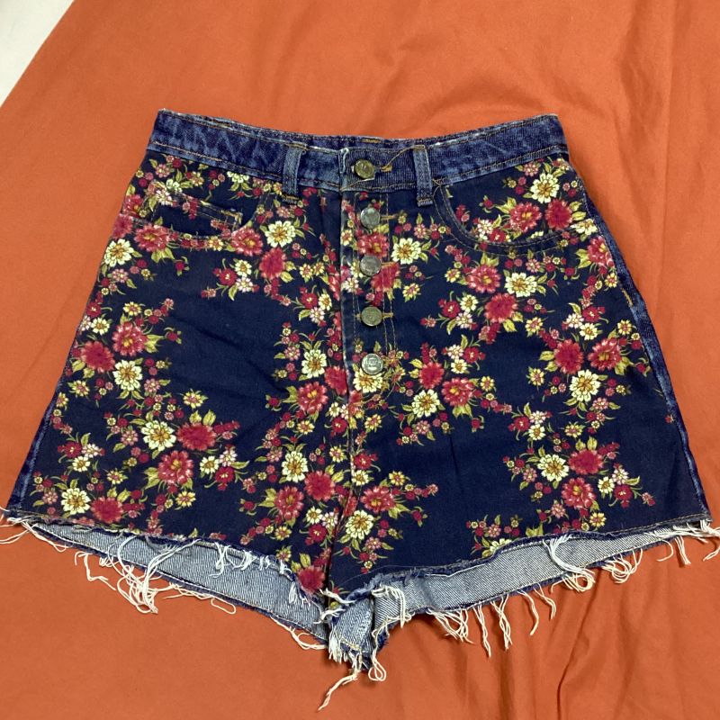 Short de tecido estampado best sale cintura alta