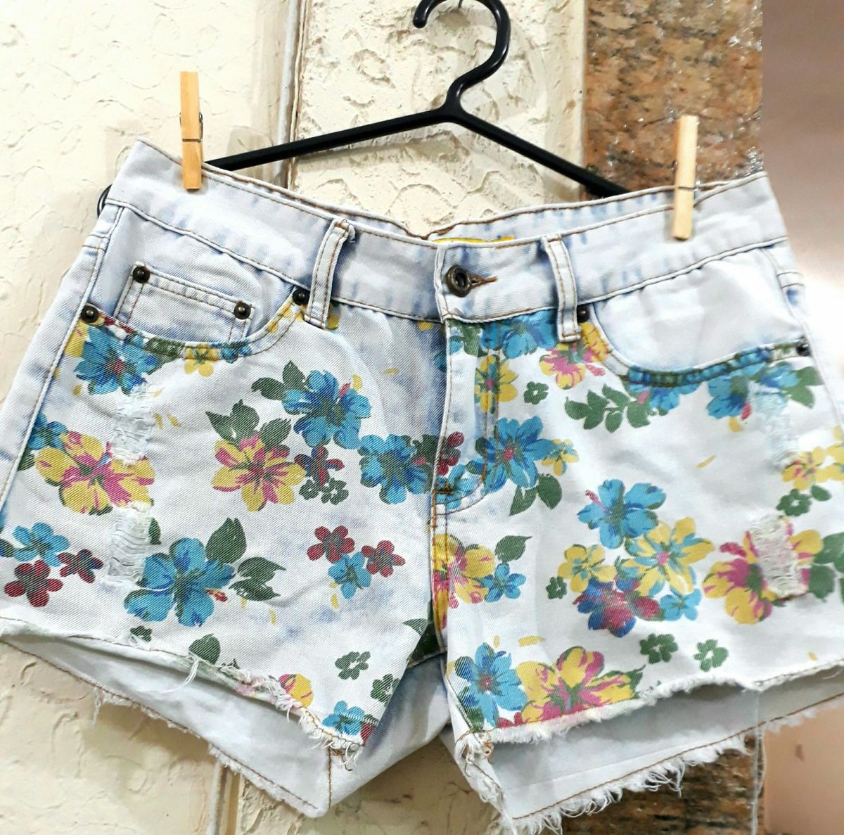 short jeans estampado feminino