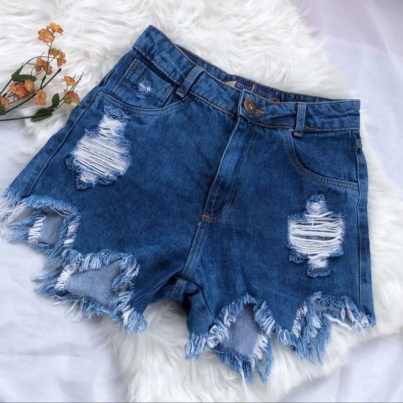 Short Jeans Feminino Cintura Alta Destroyed Cós e Pernas Desfiados