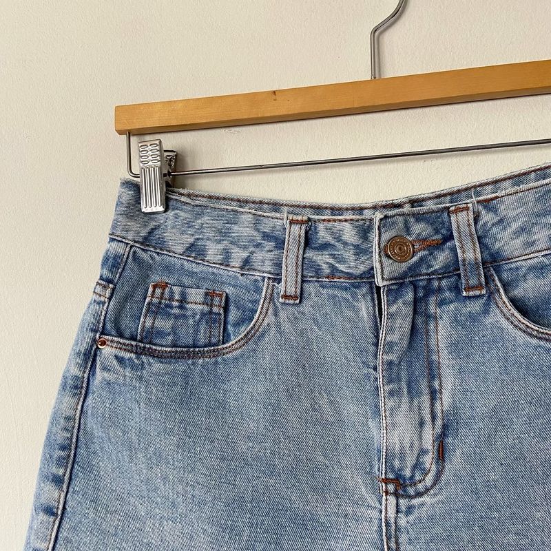 Short Jeans com Cintura Média e Aplicação de Pedrarias Azul