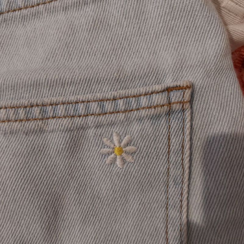 short jeans mom com bordado de flores cintura super alta azul