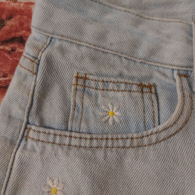 short jeans mom com bordado de flores cintura super alta azul