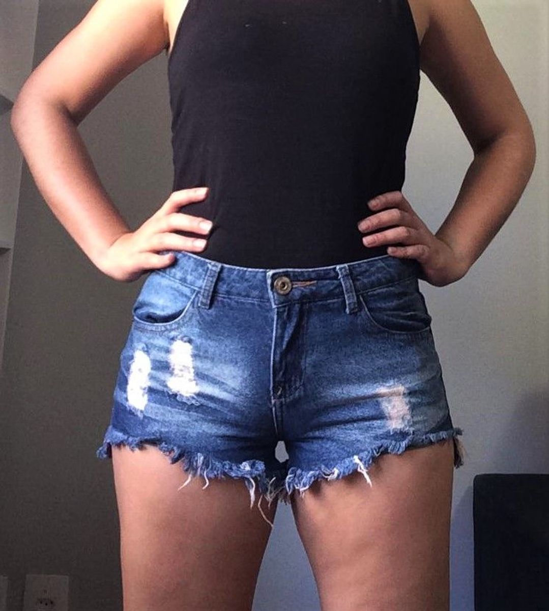 short jeans rasgado no bolso