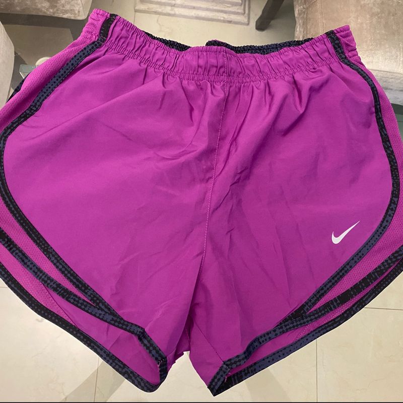 Nike Purple Shorts! Tamanho M com Bolsos. Linha Especial Atlética. Roxo com  Detalhes em Branco., Shorts Feminino Nike Usado 95212642