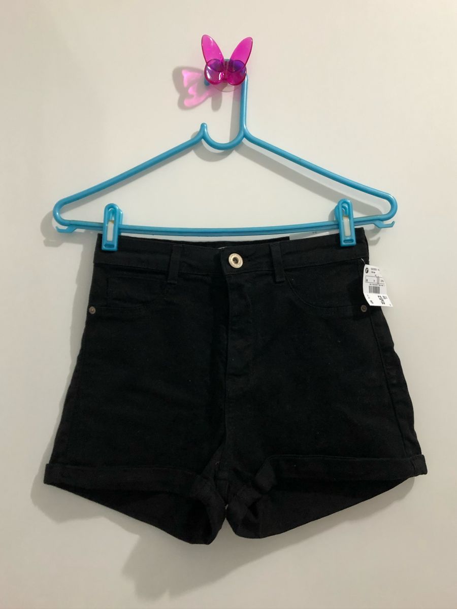 short preto colado cintura alta