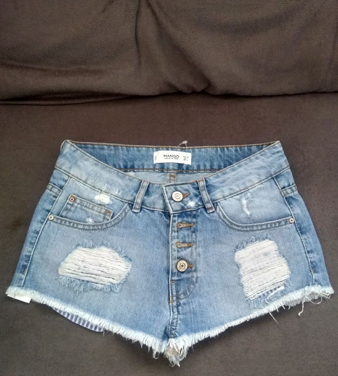 short jeans com botoes na frente