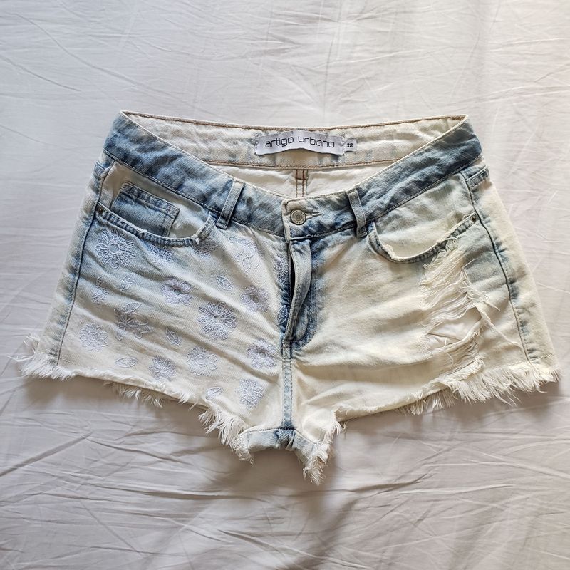 Short Jeans Feminino Destroyed Cinza Lavagem Clara E Barra Desfiada