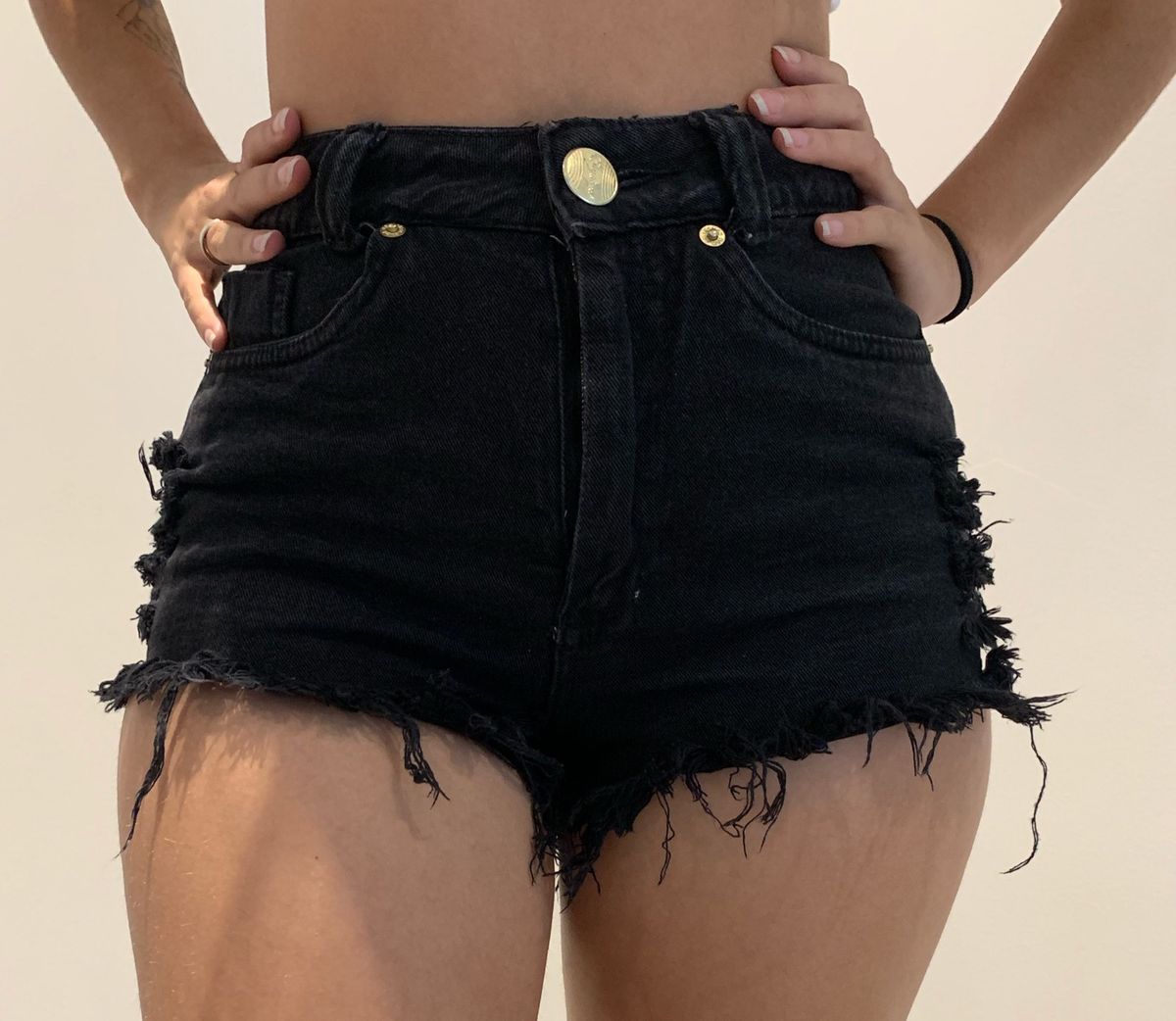 short preto rasgadinho