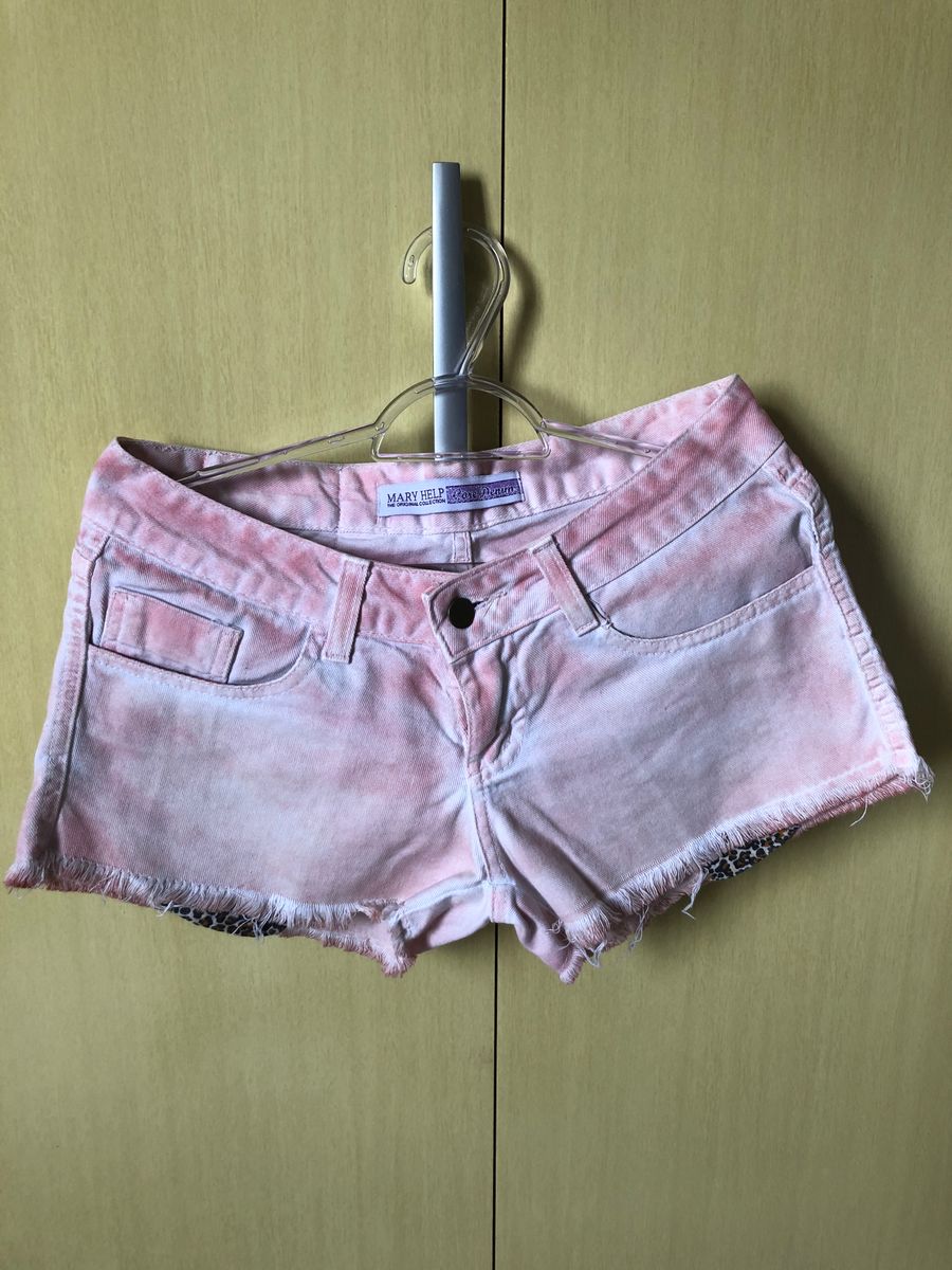 Short jeans com store bolso para fora