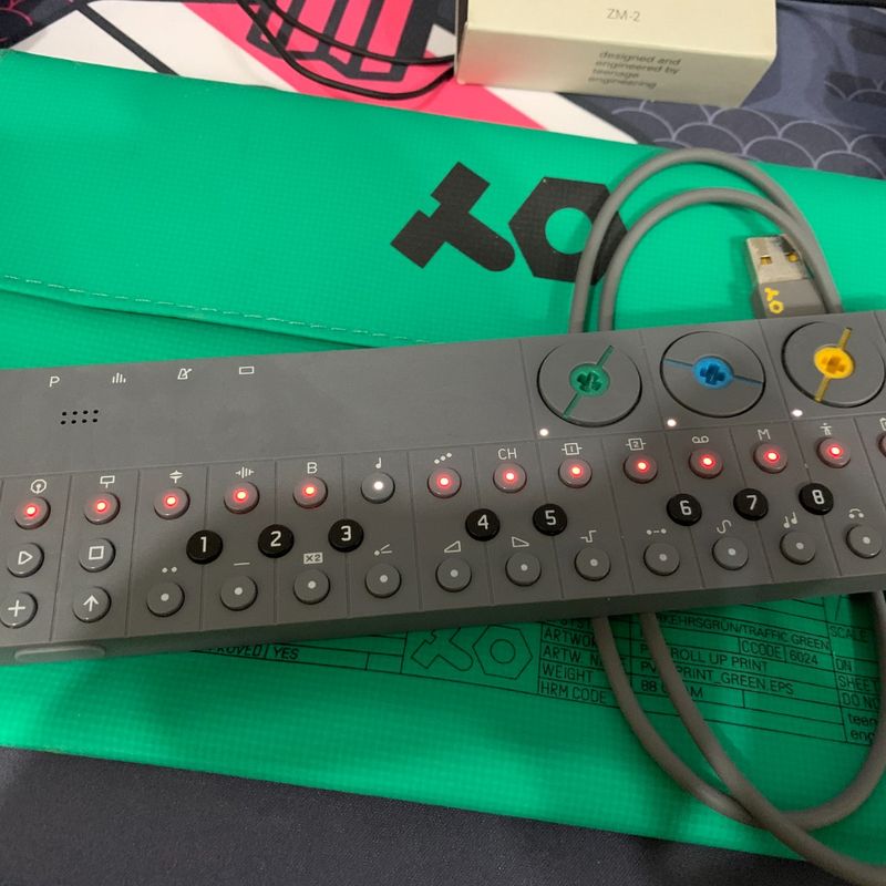 Sintetizador Teenage Engineering Op-Z com Case, Op-Rumble e Op-Lab