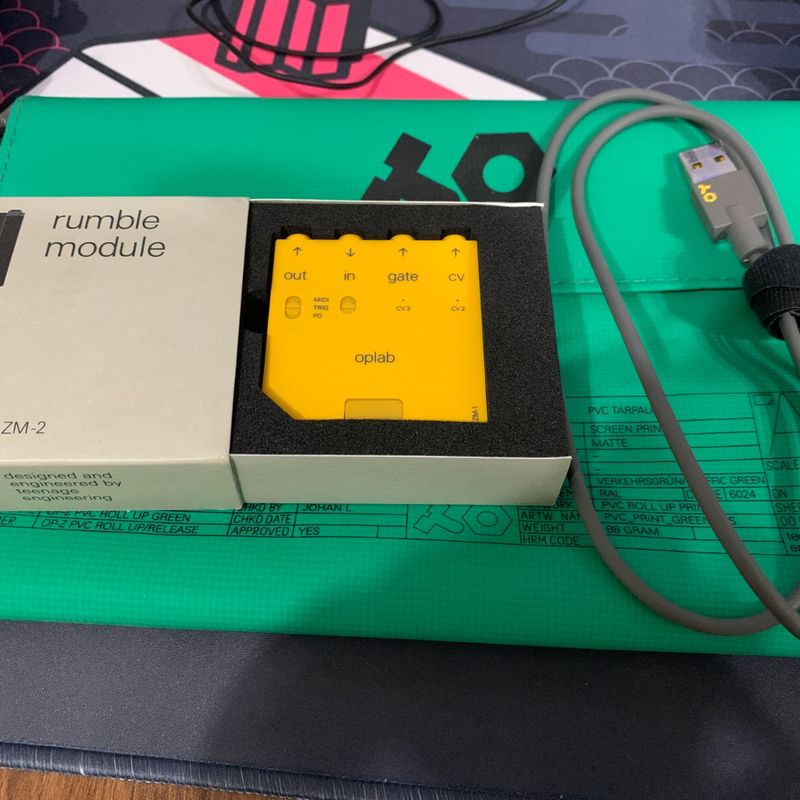 Sintetizador Teenage Engineering Op-Z com Case, Op-Rumble e Op-Lab