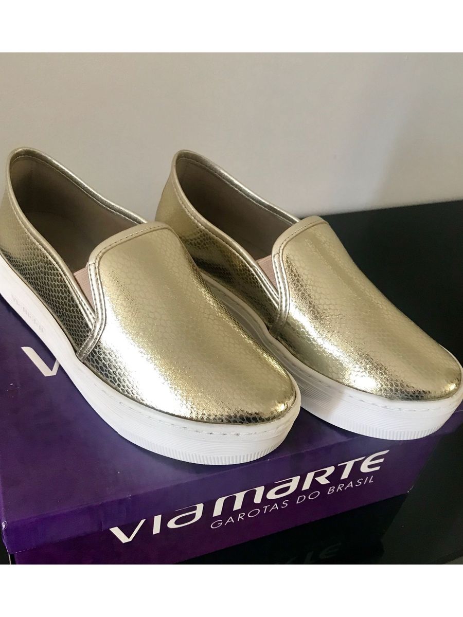 tenis via marte dourado metalizado