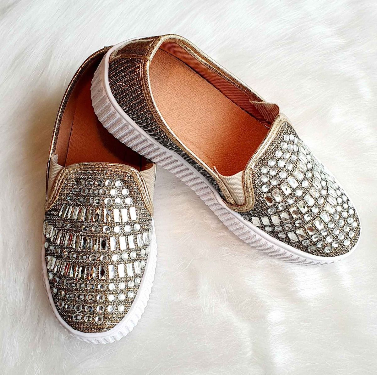 slip on feminino com pedraria