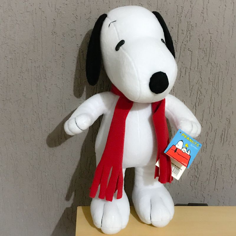 Snoopy Pelúcia com Cachecol Vermelho | Pelúcia Buba Toys Nunca