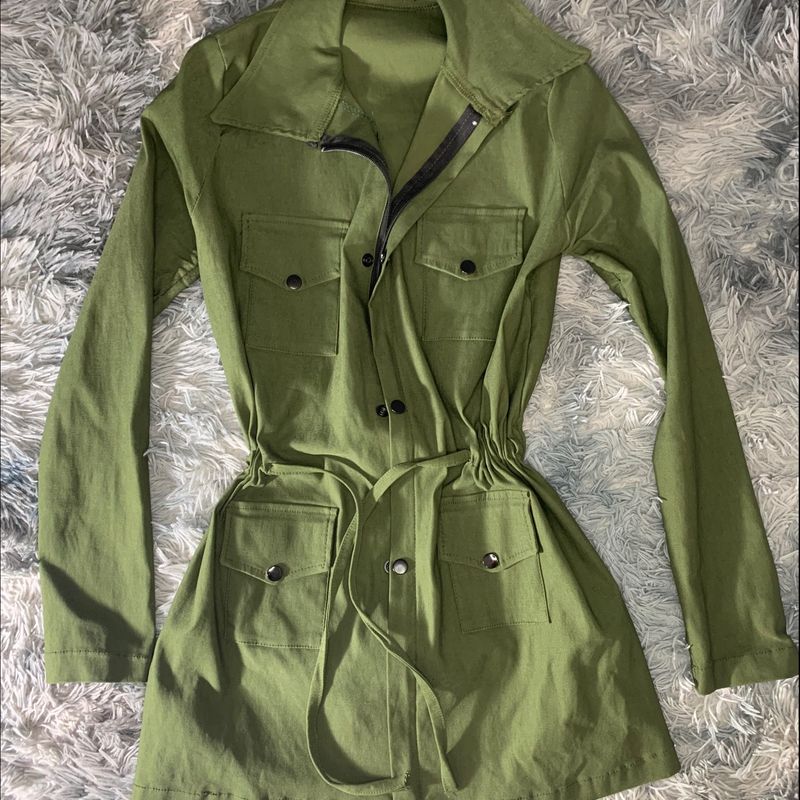 Sobretudo verde sale militar