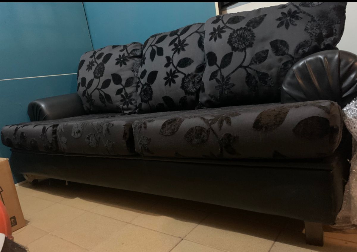 Sofá 3 e 2 Lugares Preto, Super Confortável e em Ótimas Condições Sofá Usado 85030461 enjoei