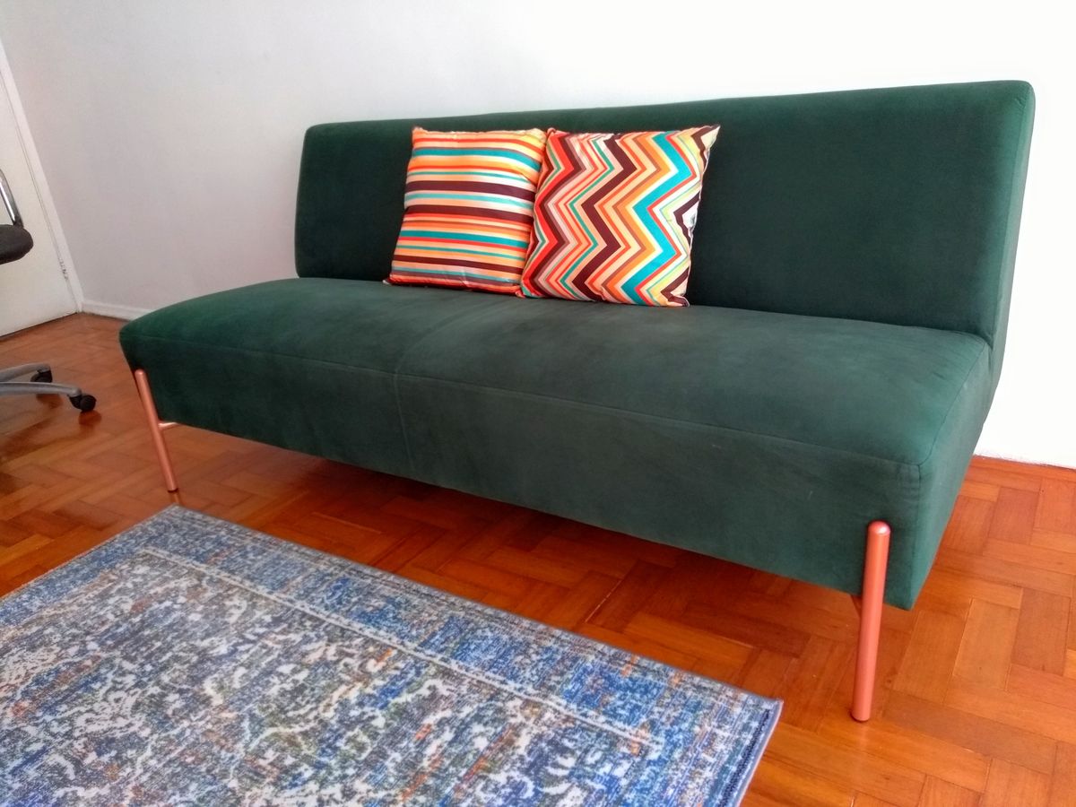 Sofá Esgrima Tok & Stok 3 Lugares Verde Malaquita e Cobre Sofá Tok