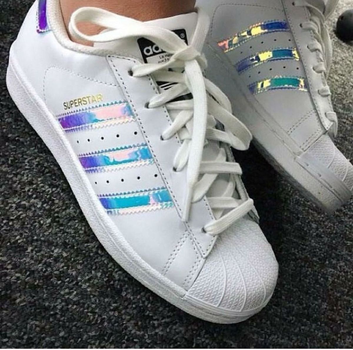 tênis da adidas holográfico