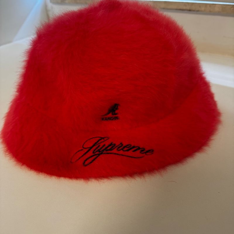 Supreme X Kangol Bucket Hat Vermelho | Nunca Usado 105205233 | enjoei