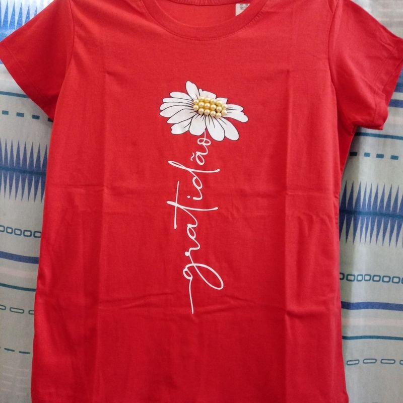 T-Shirt Feminina Gratidão Flor Perola - Vermelha