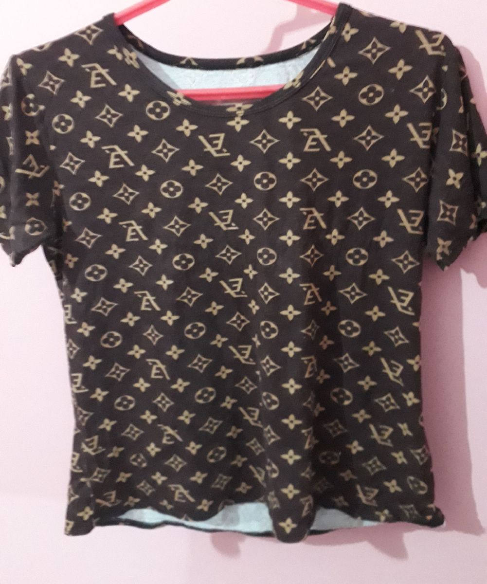 Camiseta T-shirt Feminina Louis Vuitton com pedraria  T shirt feminina,  Roupas, Camisetas costumizadas femininas