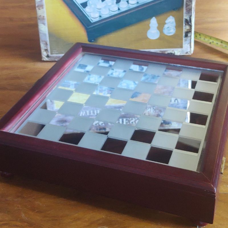 Caixa com tabuleiro em vidro espelhado para jogo de xad