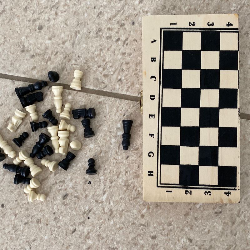 Jogo de tabuleiro de xadrez portátil de viagem medética com peças d