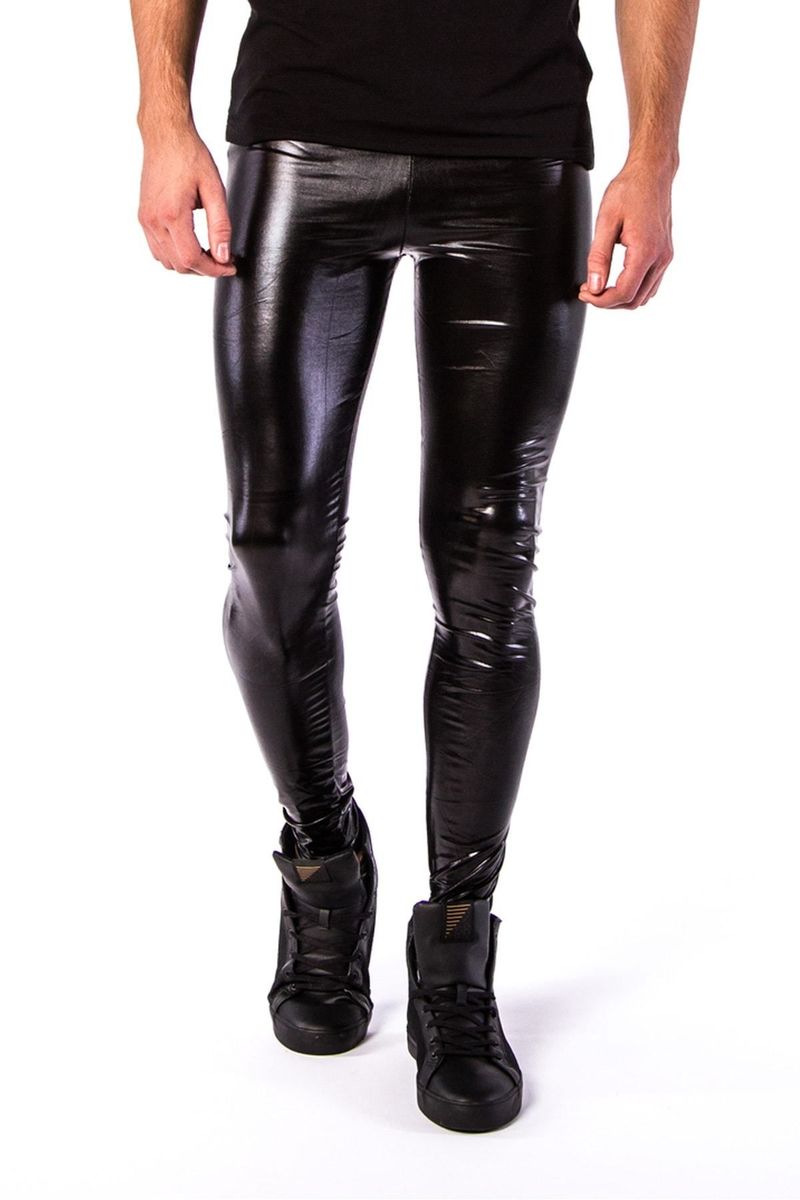 calça preta imitando couro