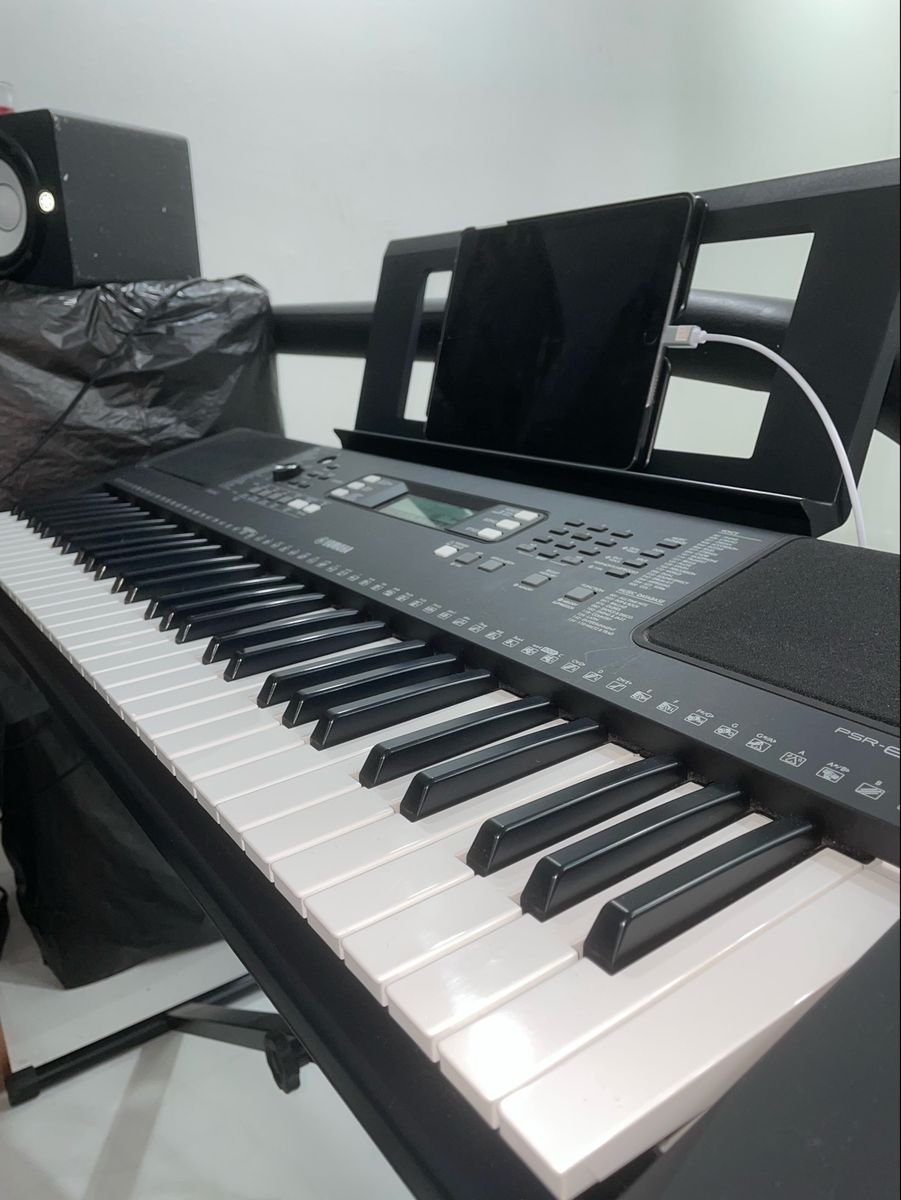 Teclado musical Yamaha PSR Series PSR-E373 61 teclas preto