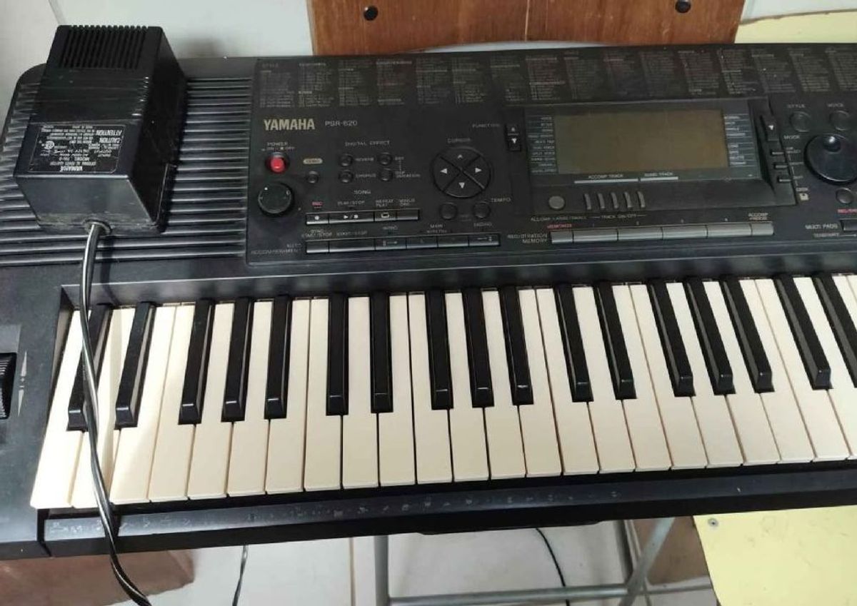 TASTIERA YAMAHA PSR 620 CON SUPPORTO COME NUOVA | UK