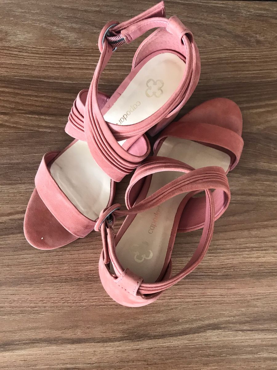 sandália confortável e bonita