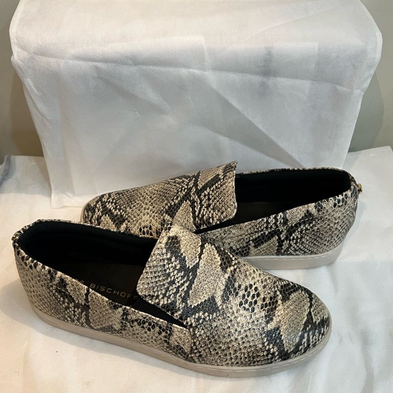 Tênis 37 Carrano Slip On Animal Print Cobra Preto e Branco Muito Macio e  Confortável Tênis Feminino Carrano Nunca Usado 102755239 enjoei