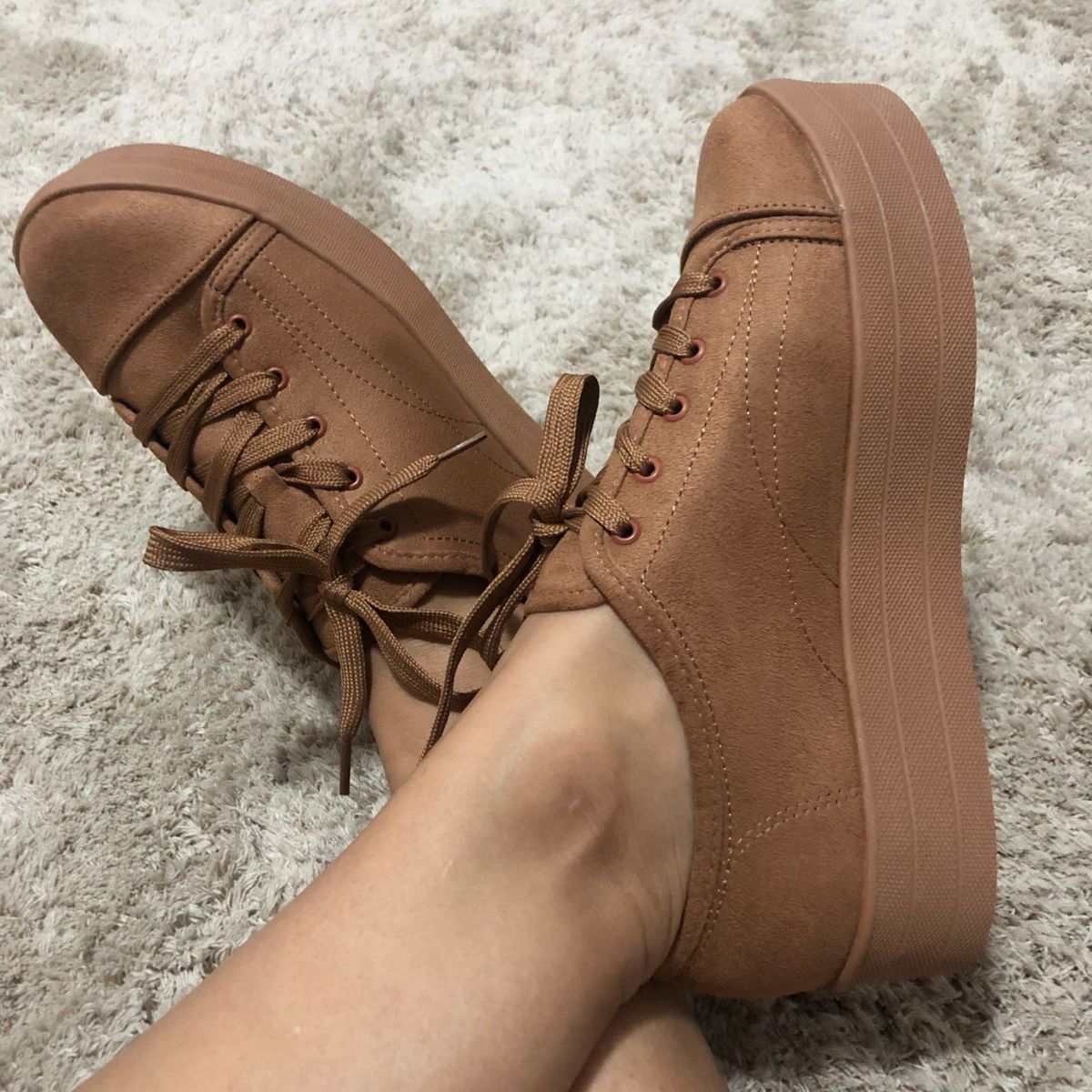 tênis feminino moleca flatform em suede caramelo