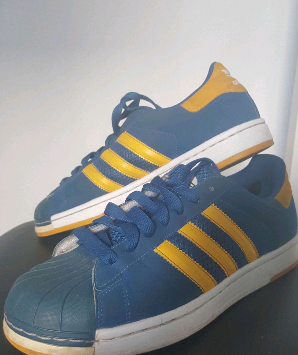 tenis adidas azul e amarelo