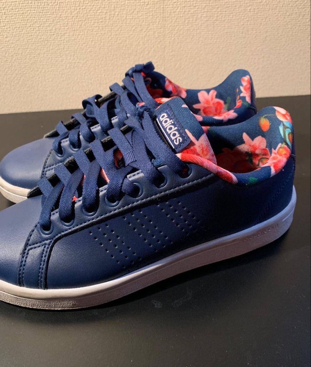 tenis adidas feminino com flores