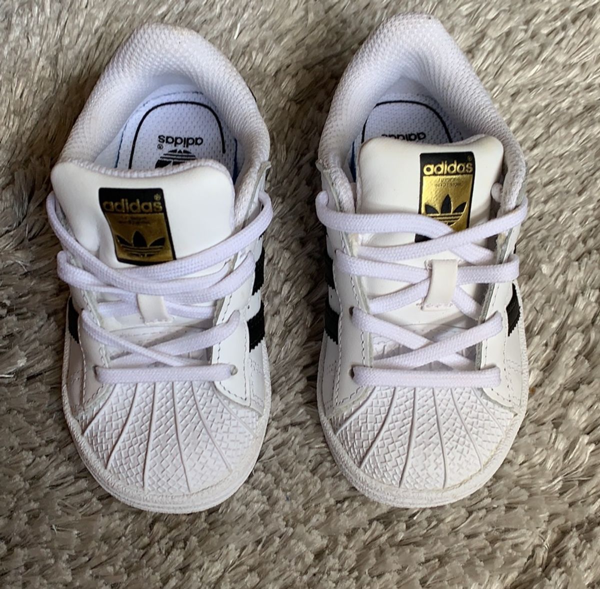 tenis branco com faixa preta