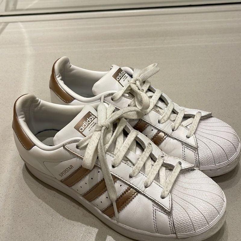 Adidas branco com dourado superstar best sale