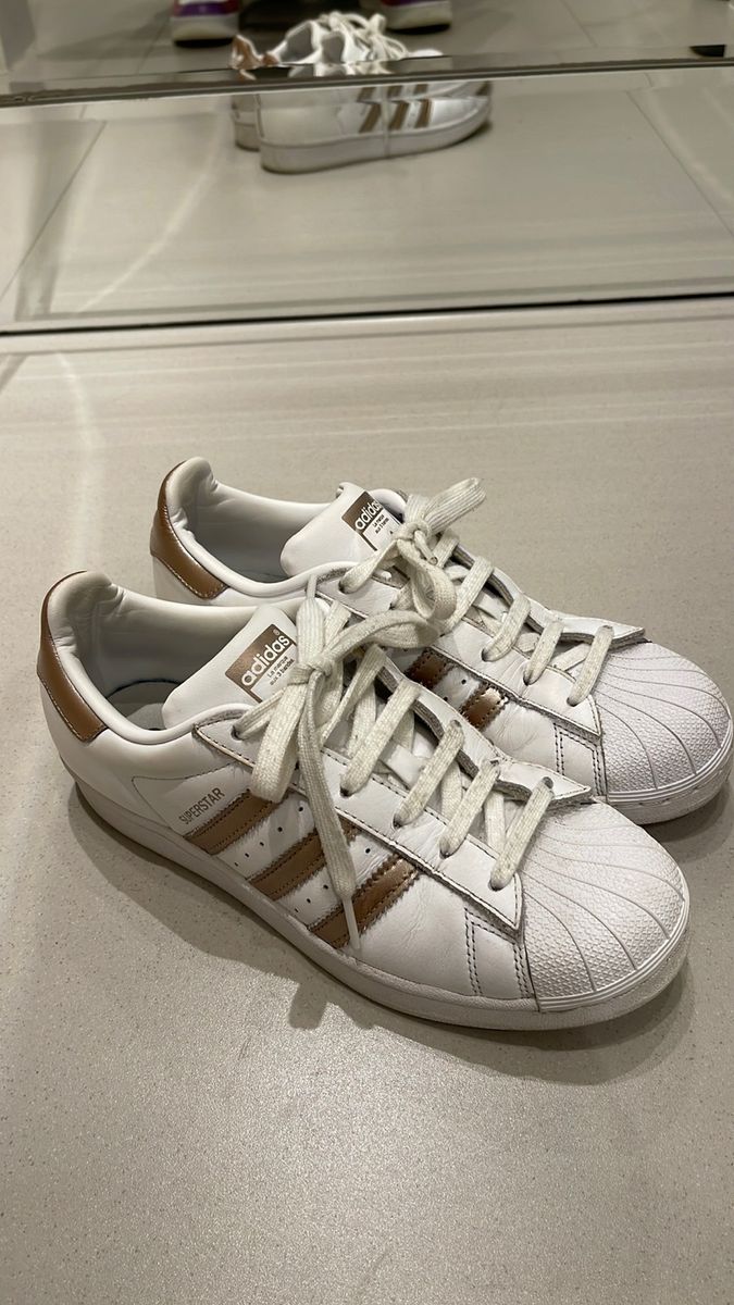 Adidas branco e sales dourado