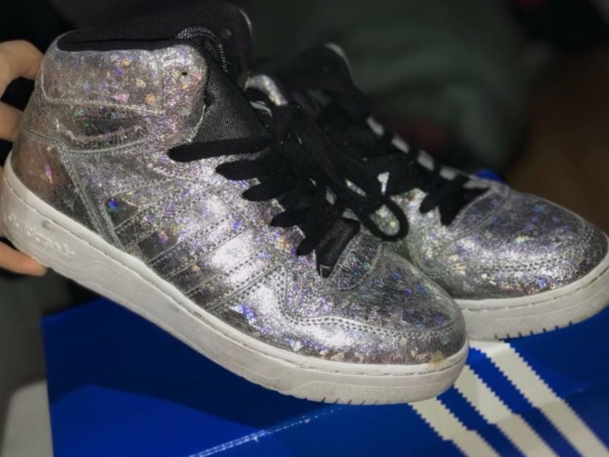 tenis adidas brilhoso