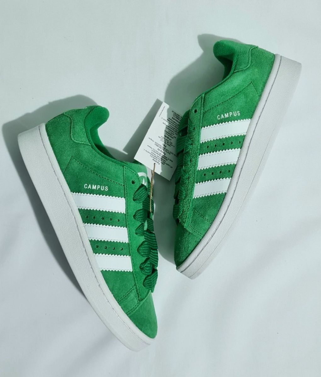 Tenis adidas store com detalhe verde