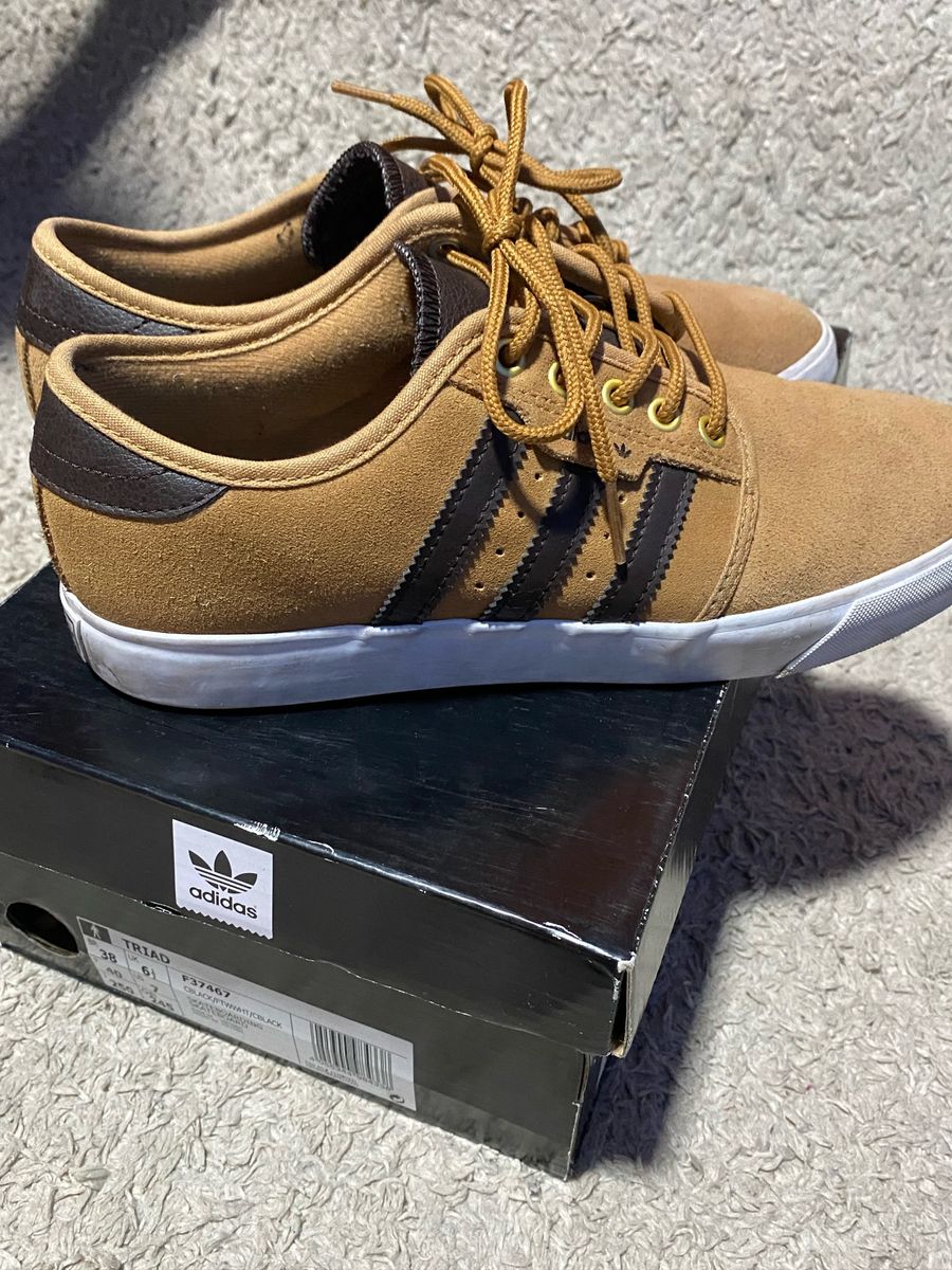 adidas marrom camurça