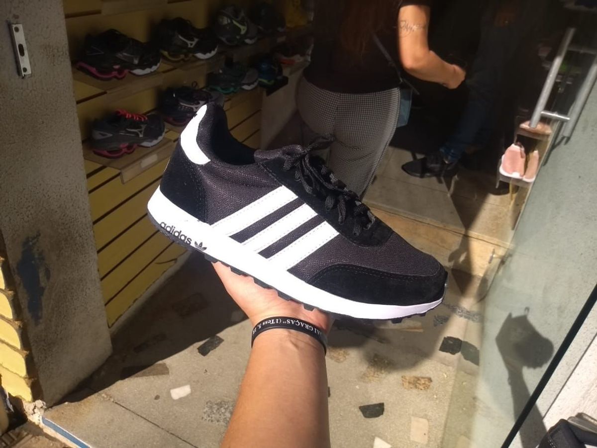 tenis adidas casual preto e branco