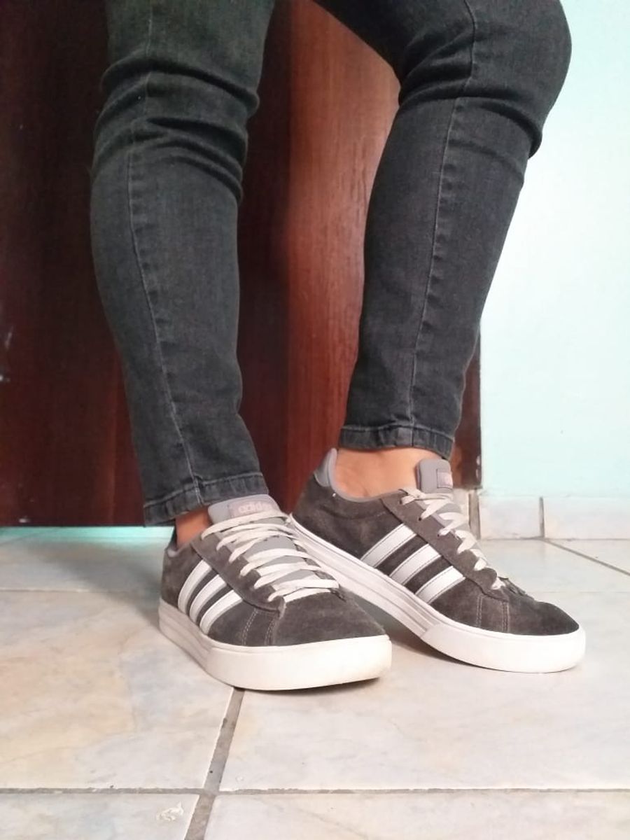 tenis adidas casual cinza