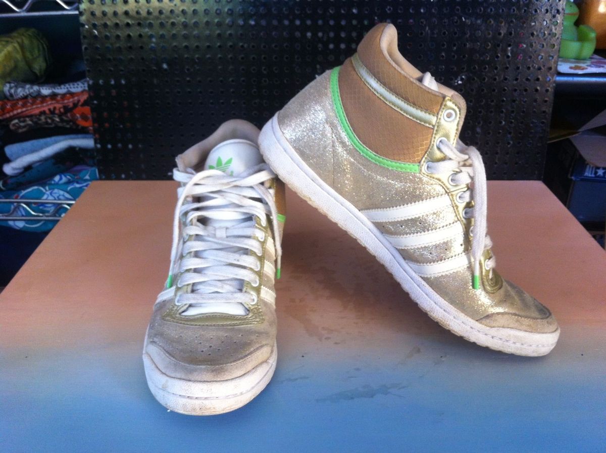 tenis dourado cano alto